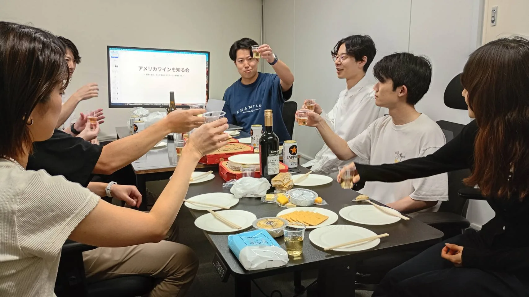 ワイン部第1回、乾杯の様子