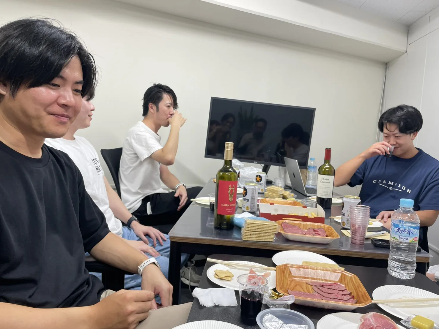 Double Diamondのボトルとワイン会のテーブル