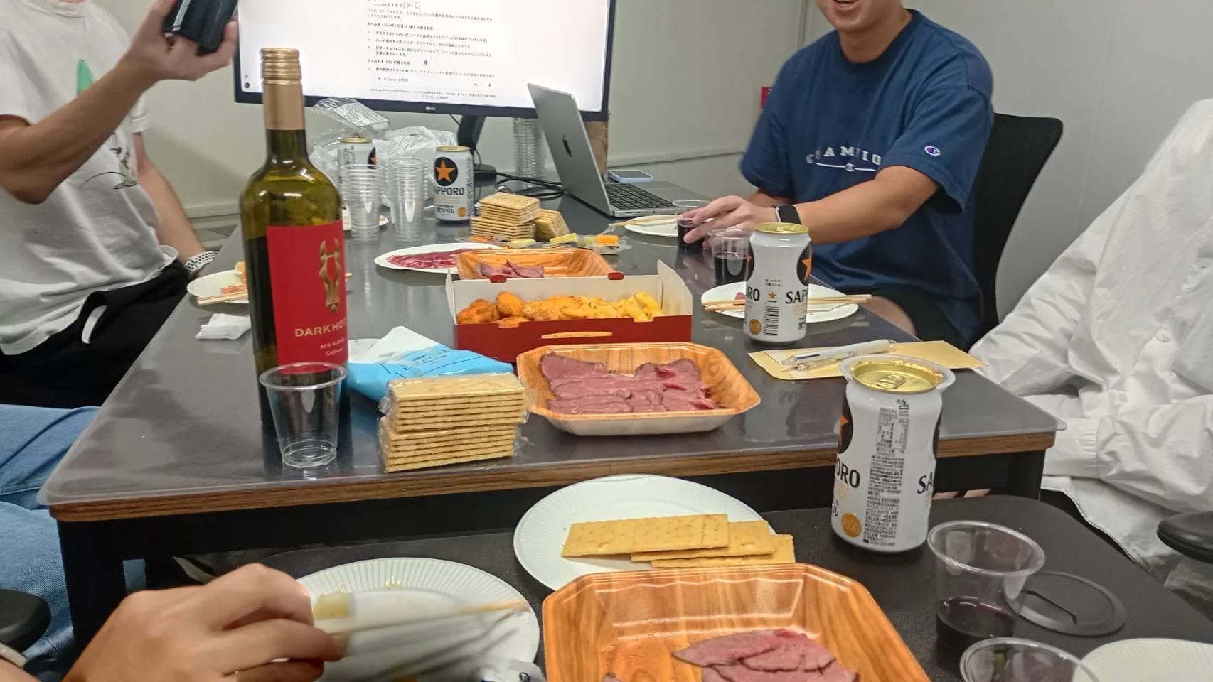Dark Horseと料理のあるテーブル